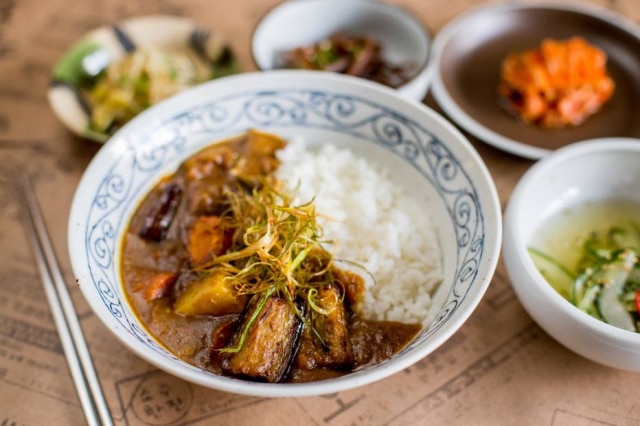 Tiago Queiroz/Estadão Executivo. Opção sem carne tem curry de legumes com arroz, a sopa fria e os banchans