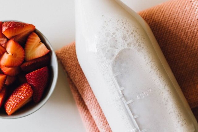 Unsplash/@adrienneleonard Após a produção do kefir, os grãos podem ser reaproveitados e cultivados novamente.