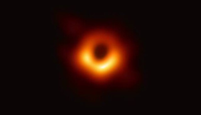 Twitter/@eventorizon Primeira fotografia real de um buraco negro na história.