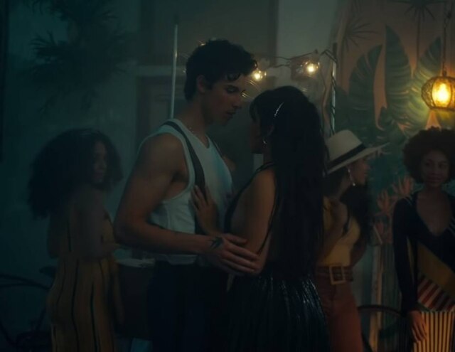 YouTube/ShawnMendes Shawn Mendes e Camila Cabello no clipe de 'Señorita'.