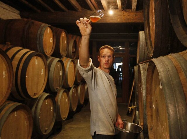 Yves Herman/Reuters Jean Van Roy, da tradicional cervejaria Cantillon, em Bruxelas