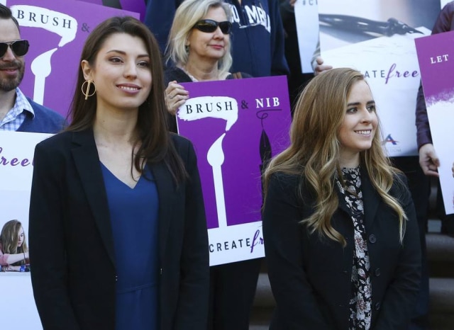 Ross D. Franklin / AP Photo Joanna Duka e Breanna Koski à frente da Corte Suprema do Arizona em 22 de janeiro de 2019.