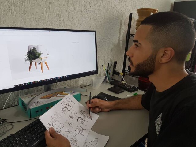 Arquivo pessoal O designer Lucas Lima durante o seu processo de criação
