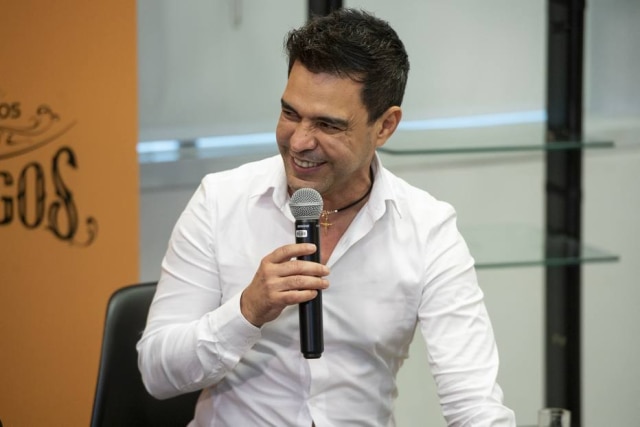 Fábio Rocha / Globo / Divulgação Zezé Di Camargo em coletiva do especial 'Amigos - A História Continua' em 2019, na Globo.