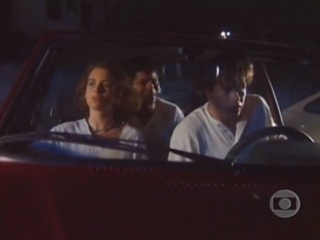 Reprodução de 'Pátria Minha' (1994) / TV Globo Cena demonstra racismo em blitz na novela 'Pátria Minha' (1994). Na imagem, Cláudia Abreu (Alice), Alexandre Moreno (Kennedy) e Fabio Assunção (Rodrigo).