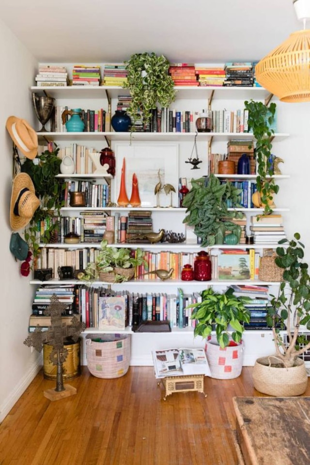 Pinterest/ApartmentTherapy Combinação com plantas, livros e objetos decorativos embelezam a estante