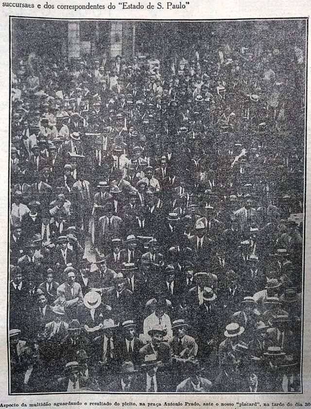 Acervo Estadão Foto de multidão acompanhando 'placard' eleitoral em 1928
