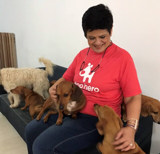 Mariana Malerbi Desde 2015, Sandra Moura hospeda cães na própria casa por meio de uma plataforma de prestação de serviços para pets.