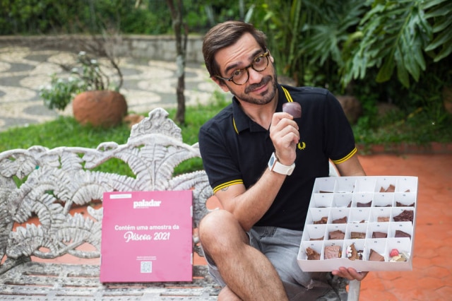 Tiago Queiroz/Estadão O confeiteiro e jurado Lucas Corazza com sua caixa com as amostras de chocolate da degustação 2021