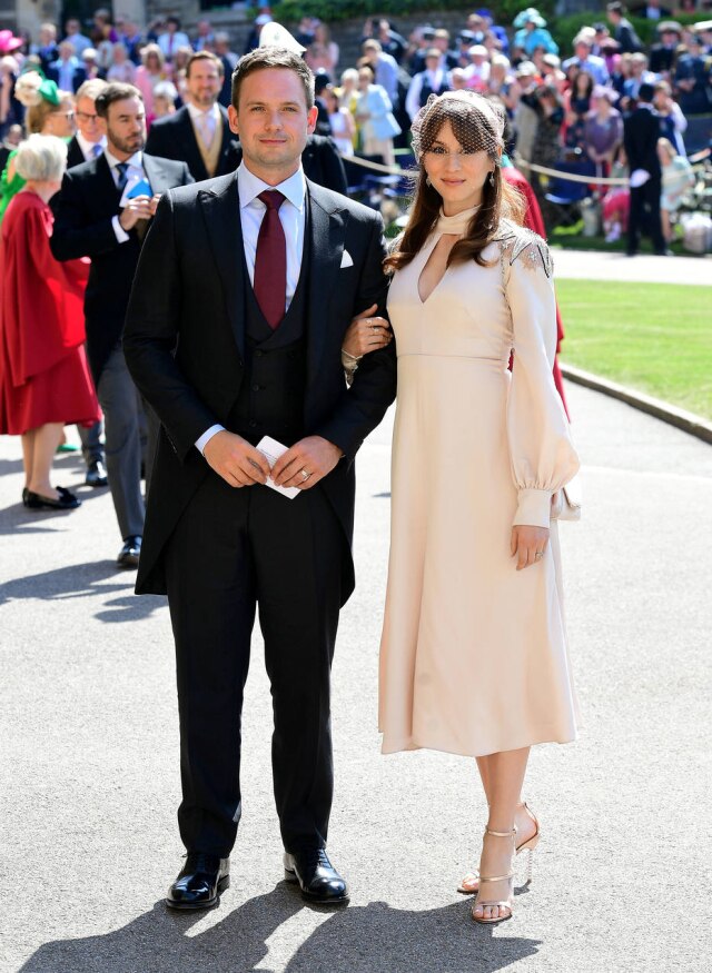 Ian West/Pool via REUTERS Patrick J. Adams e sua mulher Troian Bellisario no casamento de Meghan Markle e Príncipe Harry em Windsor, Grã-Bretanha, em 19 de maio de 2018.
