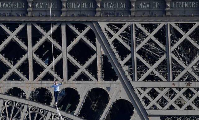 Alain JOCARD / AFP O jovem caminhou descalço por 670 mestros, da Torre Eiffel ao Teatro Chaillot, que fica do outro lado do rio Sena.