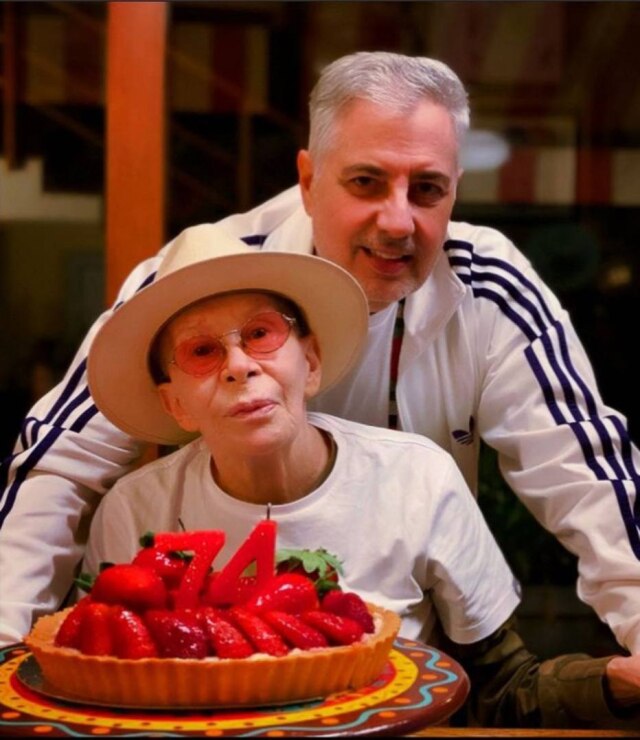 Instagram/@roberto_de_carvalho Rita Lee ao lado de Roberto de Carvalho durante seu aniversário de 74 anos, comemorado em 31 de dezembro de 2021