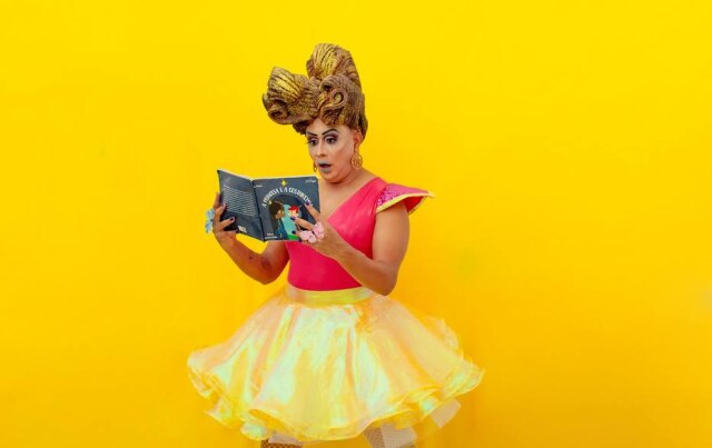 Alessandra Santos Helena Black, persona criada pelo ator Paulo Reis, volta com o projeto 'Mamãe, Tem Uma Drag Queen Contando Histórias'.