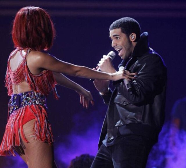 Lucy Nicholson/Reuters Rihanna e Drake cantam juntos em show.
