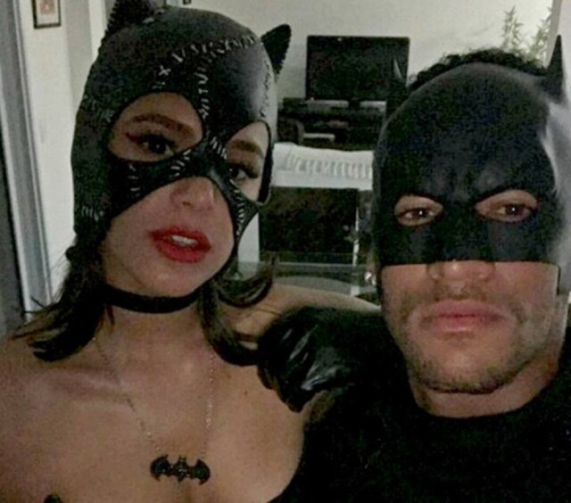 Reprodução/Snapchat Neymar e Bruna Marquezine foram à festa à fantasia de Medina vestidos de Batman e Mulher-Gato.