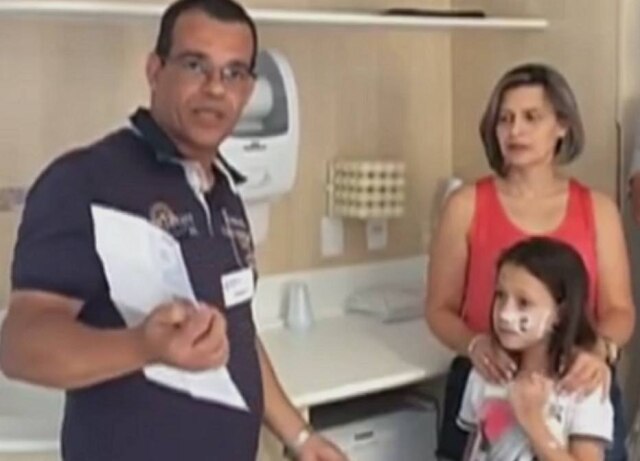 Reprodução/TV Globo Policiais ganham R$ 3 mil em bolão e doam para menina fazer cirurgia no intestino.