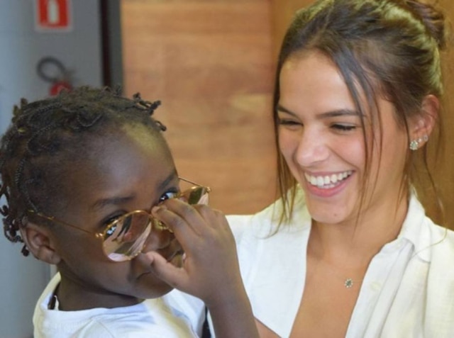 Gabriel Romio/Museu da Imigração Bruna Marquezine e uma criança refugiada durante evento em São Paulo.