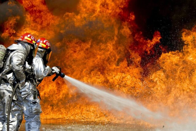 tpsdave/ Pixabay Bombeiros descansam enquanto podem para recuperar as energias