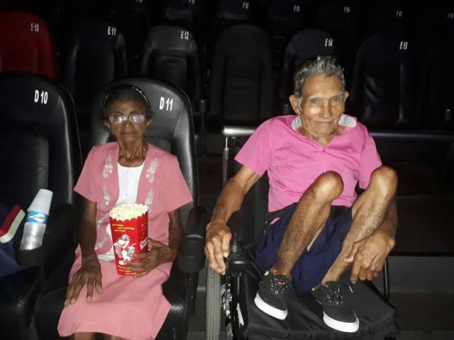 Imagem cedida por Rosany Caetano Alexandre José da Silva, de 80 anos, e a mulher Hosana Maria de Sousa da Silva, de 68, na primeira vez no cinema.