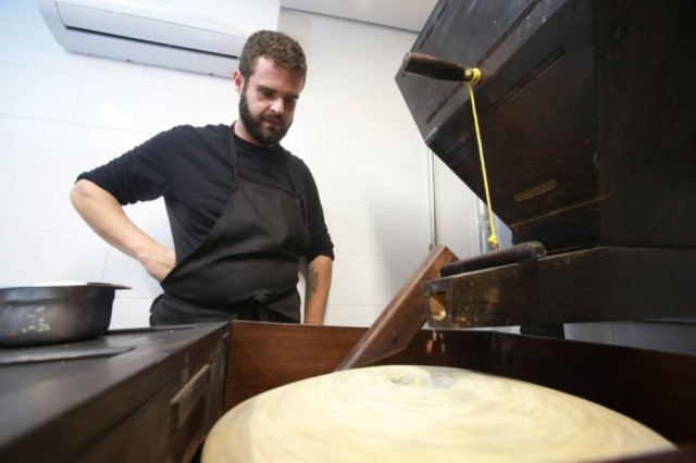 Nilton Fukuda|Estadão Do zero. Moinho de pedra trazido de Minas, onde César refina a o trigo e o milho para fazer o pão e a polenta, respectivamente.