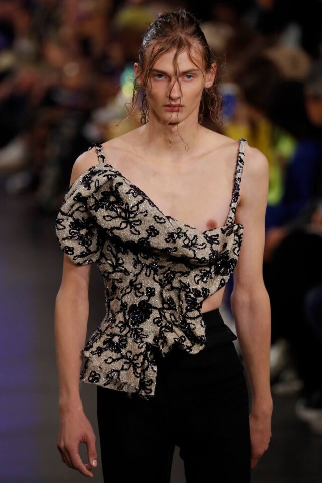 FRANCOIS GUILLOT/AFP Liberdade: o styling da apresentação desprezou convenções de vestir e gênero na apresentação dos looks