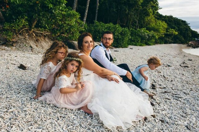 Maria / Zen Photography Pai e mãe posaram para fotos do casamento ao lado dos filhos e não julgaram a escolha da criança.