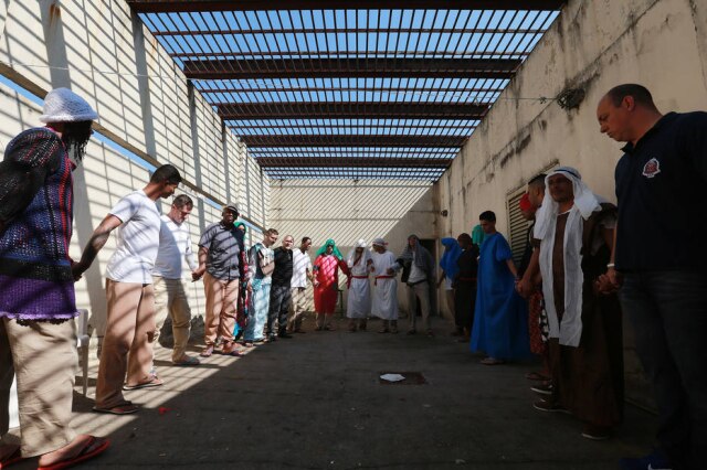 Helvio Romero / Estadão Detentos do presídio Adriano Marrey durante aquecimento para ensaiar a a adaptação teatral do livro 'O Alquimista'. Alguns conviveram e trabalharam com Leonardo Campos nas oficinas.
