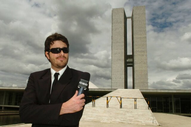 Band / Divulgação Danilo Gentili em Brasília, à época em que fazia o 'repórter inexperiente' do 'CQC', em 2008.