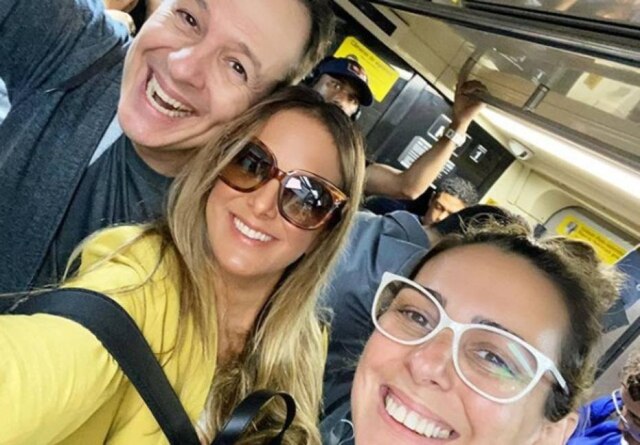 Instagram / @ticipinheiro Ticiane Pinheiro ao lado do jornalista Celso Zucatelli e a maquiadora Giovanna Botelho, no metrô de São Paulo.