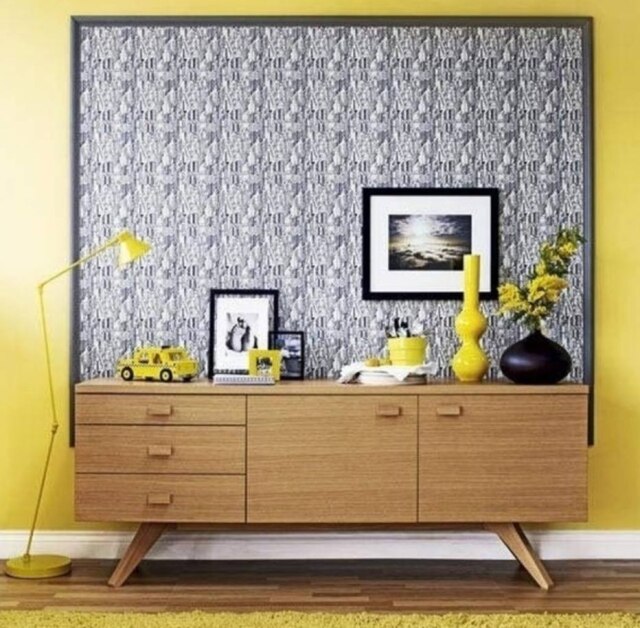 Pinterest/Reprodução O amarelo da parede deu destaque para o papel de parede preto e branco nesse projeto