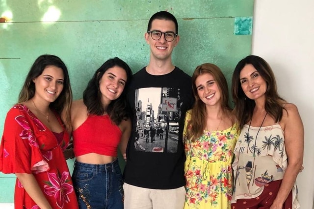 Instagram / @fatimabernardes Da esquerda para a direita: Beatriz Bonner, Laura Bonner, Vinícius Bonner, Thalita Martins e a apresentadora Fátima Bernardes