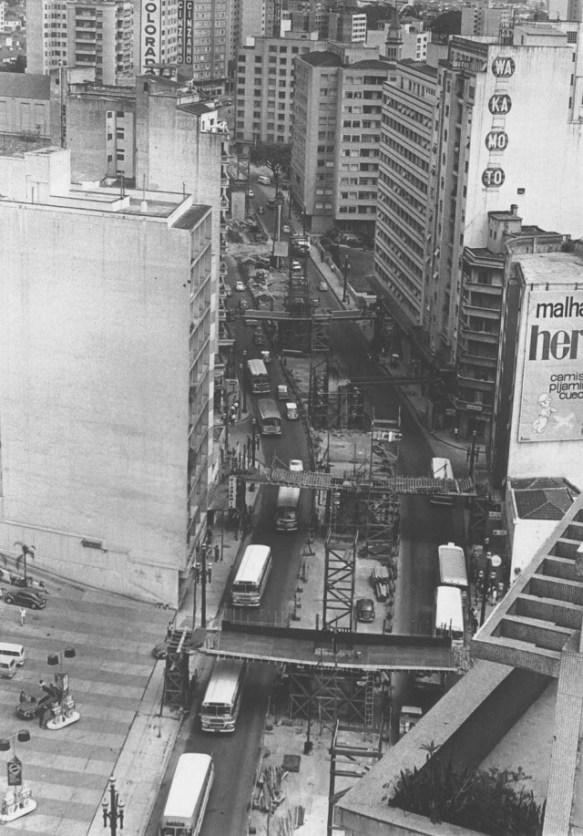 Estadão Vista aérea da construçao do Minhocão em 27/4/1970