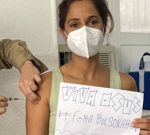 Instagram/@caiapitanga A atriz Camila Pitanga, que recebeu a primeira dose da vacina contra o coronavírus