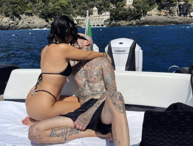 Instagram/@kourtneykardash O casal Kourtney Kardashian e Travis Barker, durante viagem na Itália