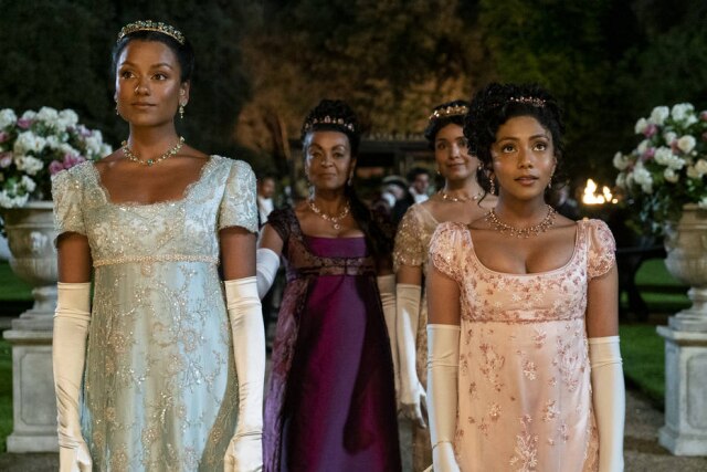 Liam Daniel/Netflix 'Bridgerton' traz a família Sharma, composta apenas por mulheres, para o protagonismo da segunda temporada e mostra sensibilidade entre as irmãs Kate (Simone Ashley) e Edwina (Charithra Chandran).