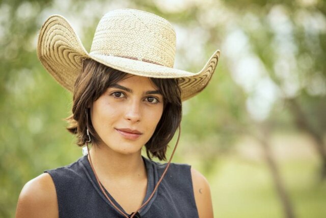 João Miguel Júnior/Globo Julia Dalavia, a Guta da novela 'Pantanal', contou ter sido mordida por filhote de jacaré.