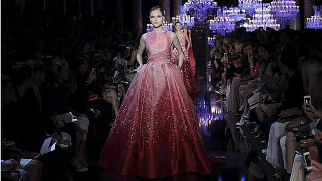 Reuters Na coleção de Elie Saab há vestidos longos, alguns ganham cauda longa, ajustados na cintura e bordado com lantejoulas e miçangas