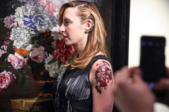 BFA/Billy Farrell Agency Susi Kenna, uma atendente em uma festa da Christie's, usa uma tatuagem temporária da Tattly