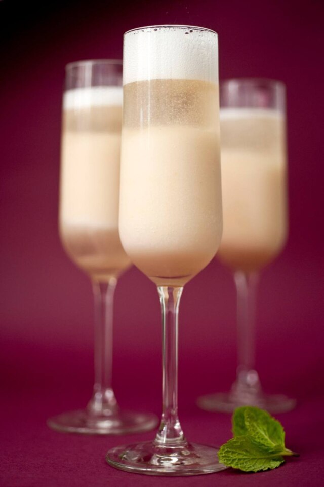 Evan Sung|NYT Drinque servido em taças de champanhe