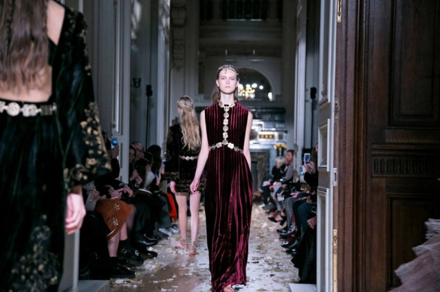 Nowfashion Na Valentino, vestidos de veludo, tule, chifon e brocados foram uma celebração da beleza da imperfeição alcançada com o tempo.