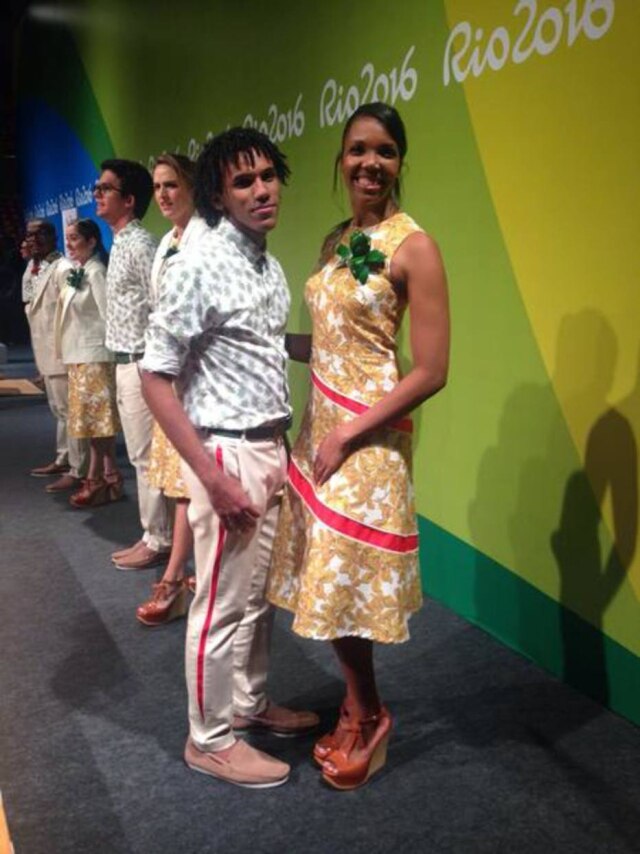 Divulgação As mulheres usarão vestido com print de folhagens e blazer rosa claro enfeitado com uma flor vermelha. Já os homens, calça de sarja rosa, cinto vermelho e camisa estampada.