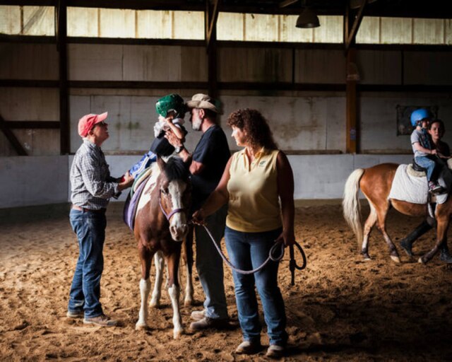 Whitten Sabbatini/The New York Times Equoterapia está ajudando Jack Foster, de 3 anos, que tem paralisia cerebral, com controle corporal e tônus muscular