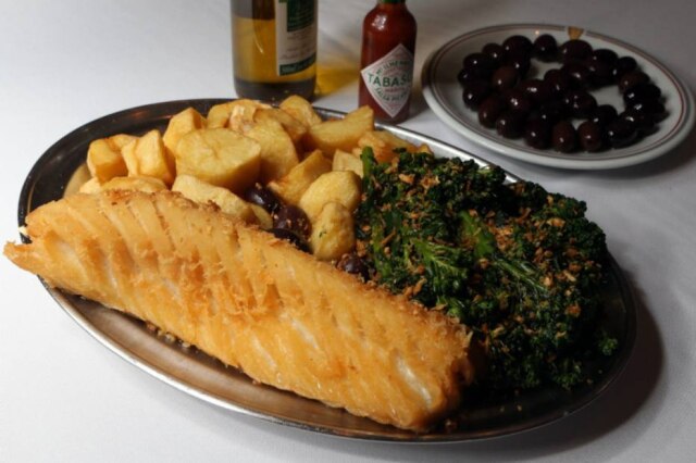 JF Diorio|Estadão Bacalhau à portuguesa, com brócolis de verde intenso e batatas coradas