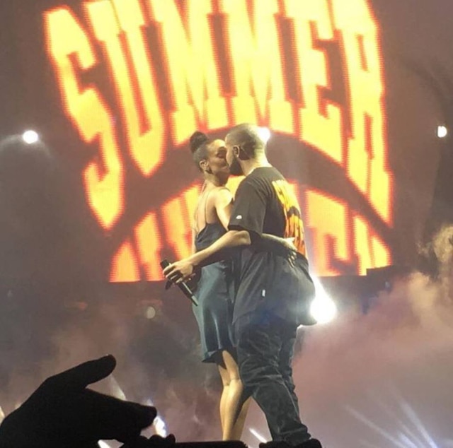 Reprodução/Twitter Rihanna e Drake se beijaram durante apresentação em Miami, EUA.