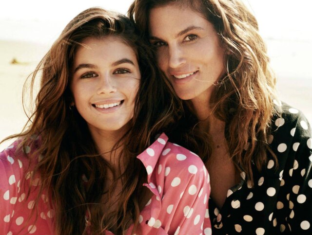 Reprodução Kaia Gerber e Cindy Crawford em editorial de capa da Vogue Paris.
