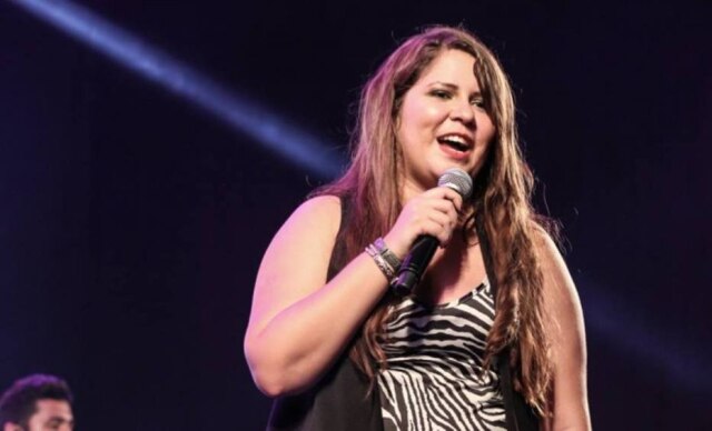 Reprodução Marília Mendonça cai em show no réveillon.