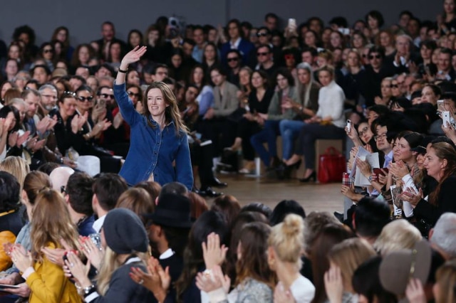 AFP PHOTO / PATRICK KOVARIK Clare Waight Keller no desfile de outono/inverno 2016 da Chloé.