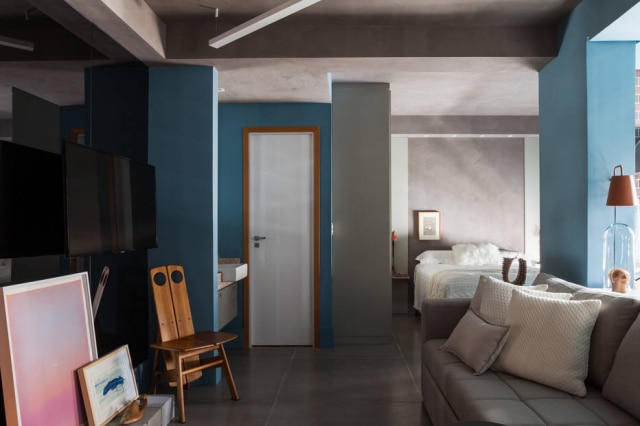 Lufe Gomes Cinza e azul, realçados por iluminação cênica, são destaque em apartamento pensado para casal que ama receber à noite