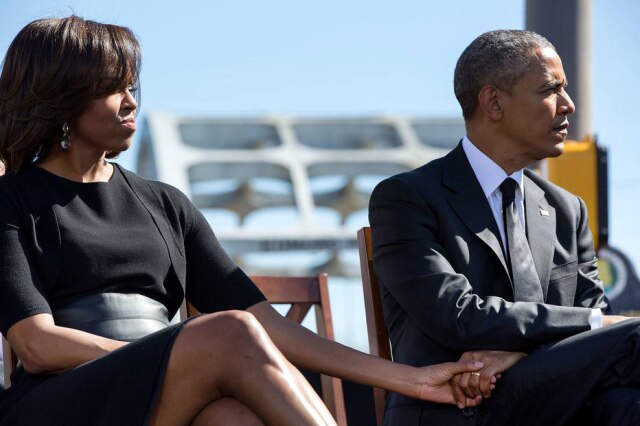 Official White House Photo/ Pete Souza Casal foi fotografato de mãos dadas por Pete Souza em 2015