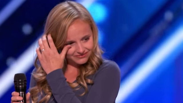 Reprodução de cena 'America's Got Talent' Simon pediu para Evie se acalmar antes de cantar; a menina estava muito emocionada